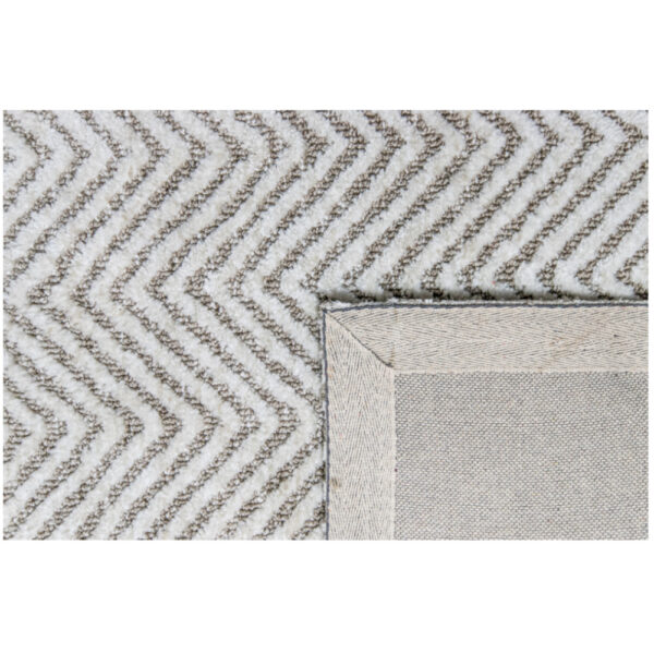 Una alfombra de chevrones gris y blanca sobre un fondo de Tapete Decorativo Bally N2003.